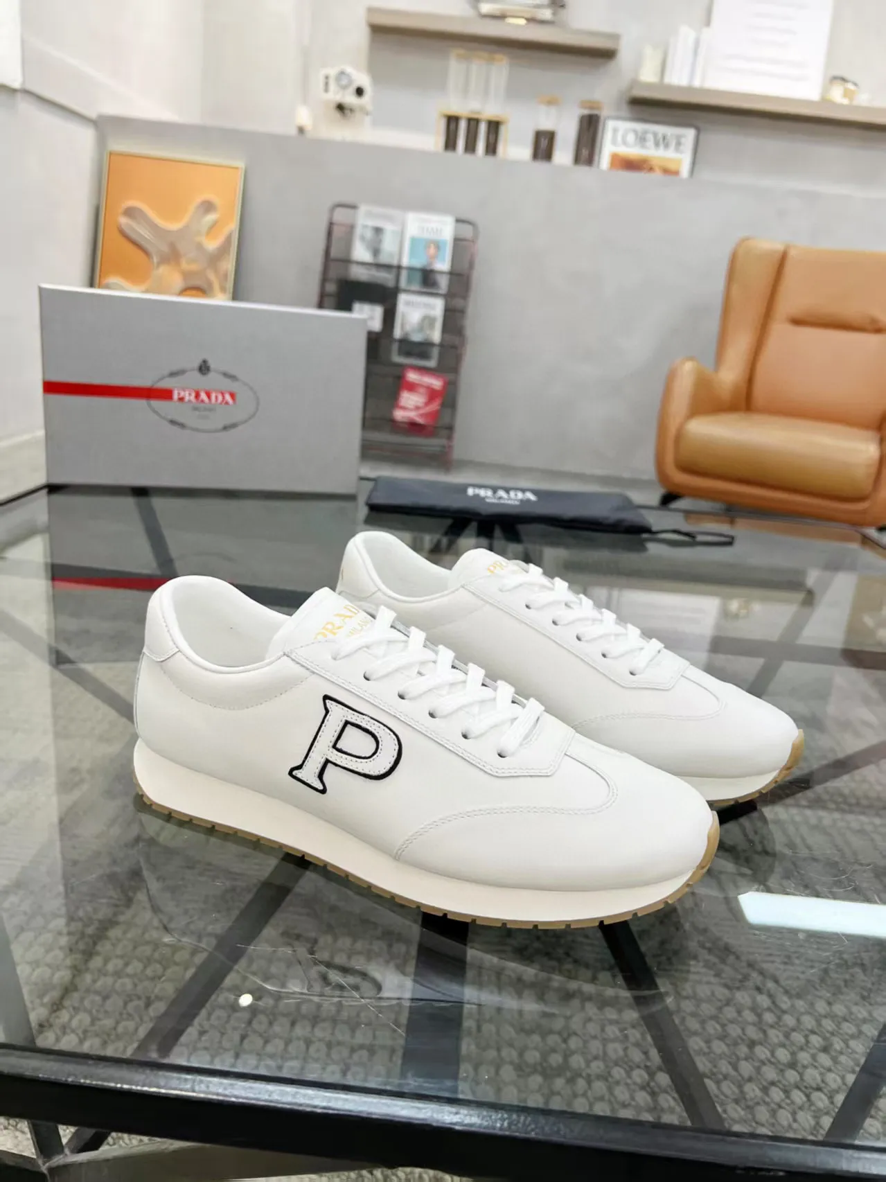 Factory price: 400💰Prada new men's leather sports shoes, the highest version on the market, any comparison is welcome🆚! The original leather has excellent texture and is super high-end! Fetal sheep net lining imported from Italy, removable pad! Luxurious materials and fine workmanship, highly recommended! Code number: 38-44, customized 45